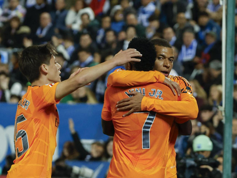 Kylian Mbappé celebra su gol contra el Leganés con Vinicius y Güler.