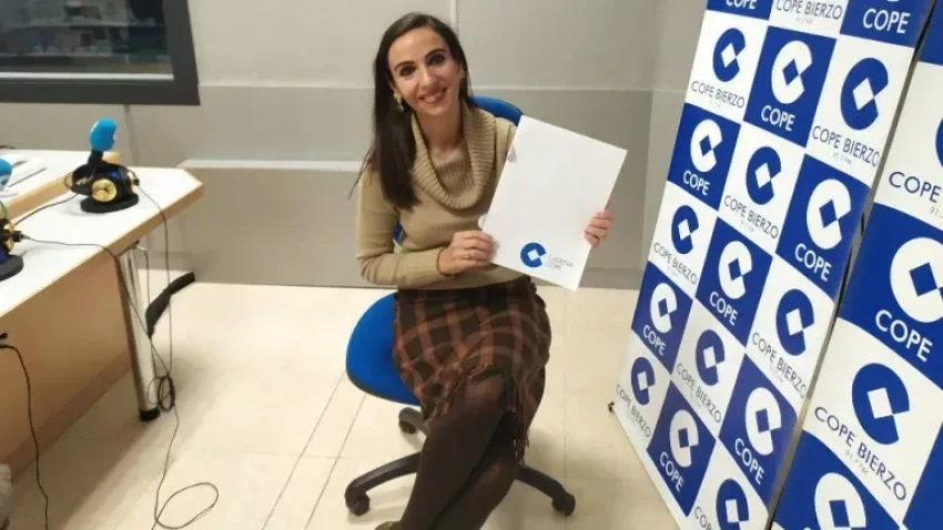 Silvia Rodríguez Álvarez, colaboradora de COPE Bierzo (jersey gris 2 posando)