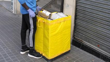 Joven repartidor de Amazon en el Mercat del Carmel de Barcelona, España