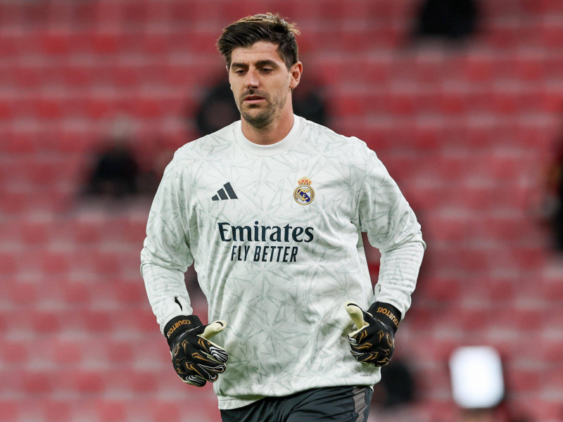 Courtois durante el calentamiento del Real Madrid en Anfield.