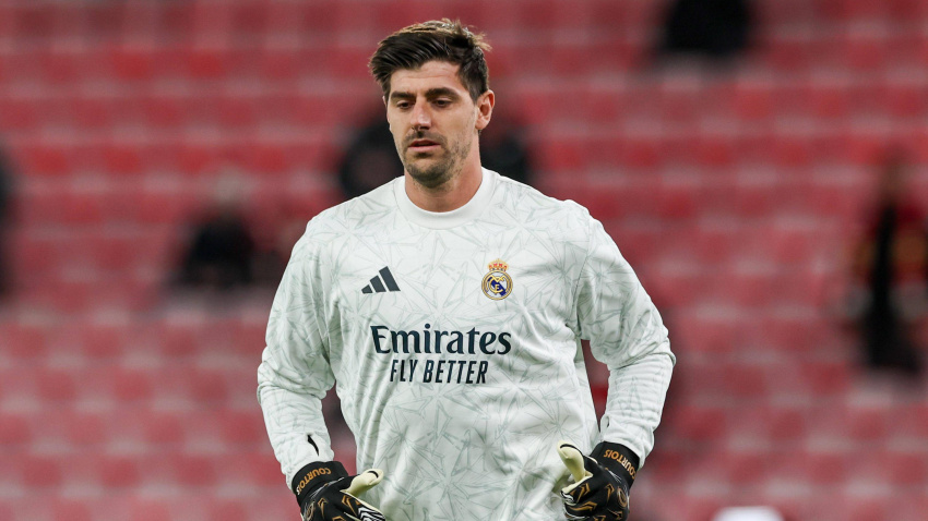Courtois durante el calentamiento del Real Madrid en Anfield.