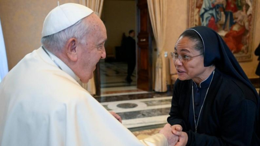 El Papa Francisco junto a una hermana consagrada calasancia
