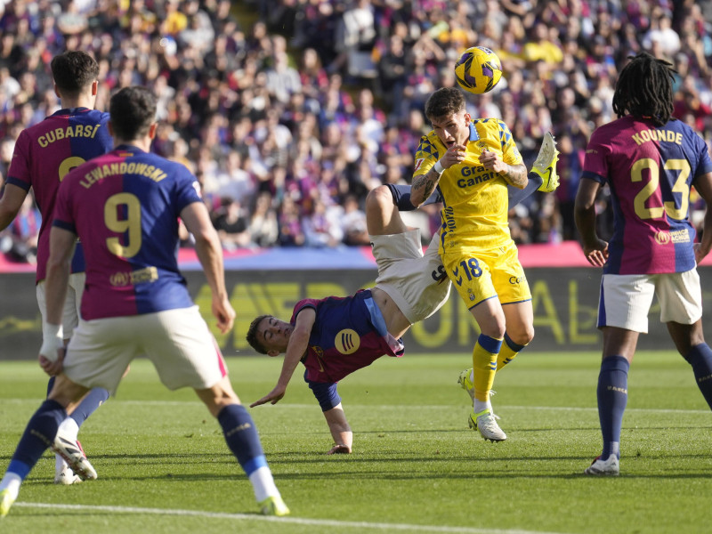 Gavi lucha por el balón con el defensa Viti