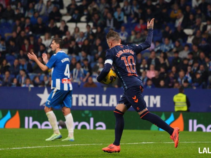 Iago Aspas recoge el balón del fondo de la red en busca de la remontada contra el Espanyol.