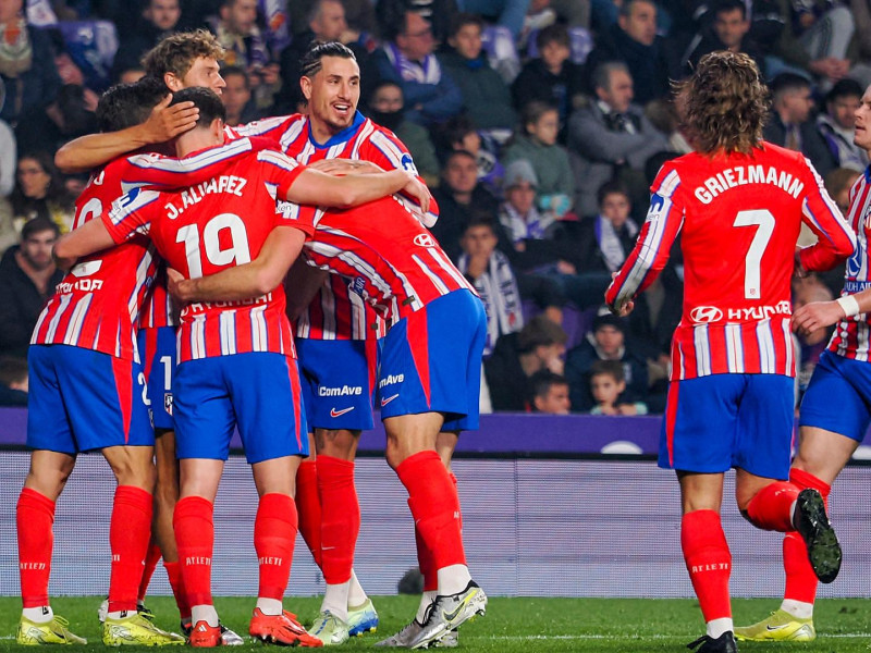 El Atlético de Madrid celebra el gol de Lenglet en el Nuevo José Zorrilla