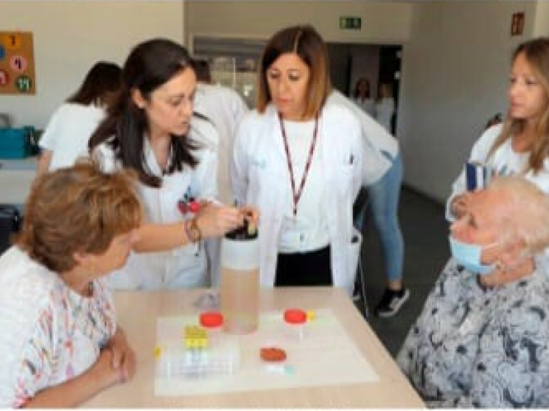 El trabajo recoge la experiencia de un taller teórico-práctico con mayores del Hospital de Día Geriátrico