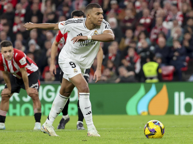 Kylian Mbappé lanza el penalti del Real Madrid frente al Athletic.