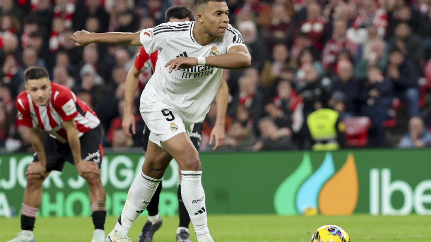 Kylian Mbappé lanza el penalti del Real Madrid frente al Athletic.