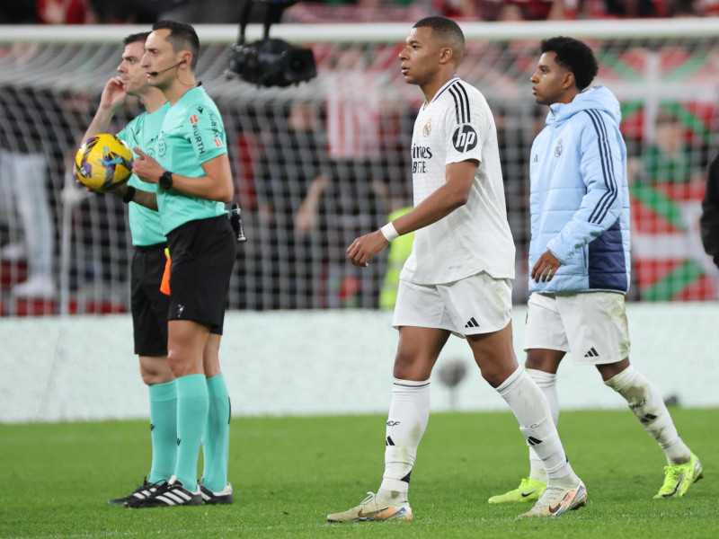 Mbappé se marcha cabizbajo tras la derrota del Real Madrid contra el Athletic.