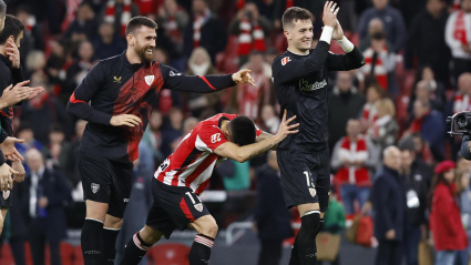 Varios jugadores del Athletic celebran la victoria contra el Real Madrid.