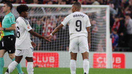 El delantero del Real Madrid Kylian Mbappé (d) saluda al brasileño Endrick Felipe tras el partido de la jornada 19 de LaLiga que Athletic Club de Bilbao y Real Madrid disputaron este miércoles en el estadio de San Mamés, en Bilbao