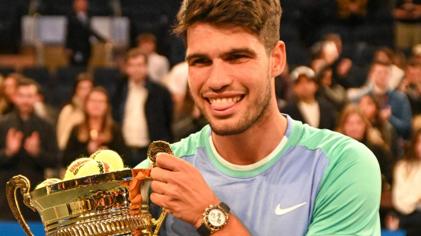 Alcaraz con el trofeo