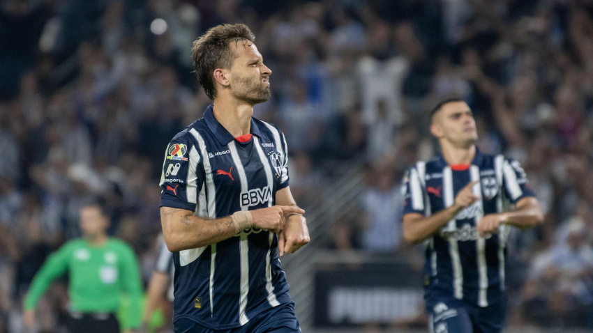 Sergio Canales celebra uno de sus últimos goles con Rayados de Monterrey.