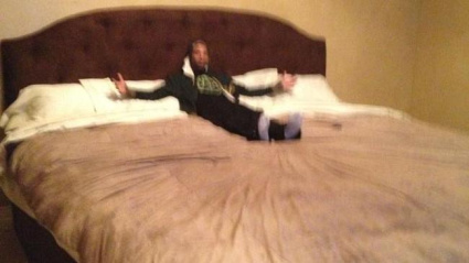 Mo Williams en la cama gigante de Al Jefferson