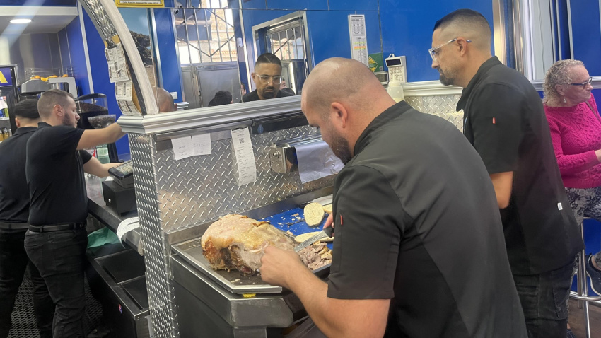 Cortando la pata asada