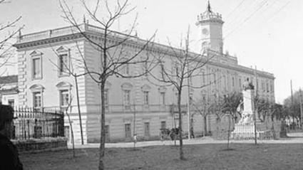 Fachada principal de la Academia de Ingenieros Militares en la actual Plaza de España de Guadalajara