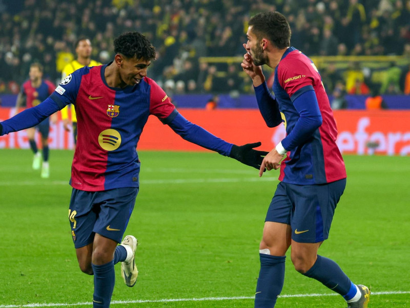 Ferran Torres celebra con Lamine Yamal el 2-3 para el Barcelona en el campo del Dortmund