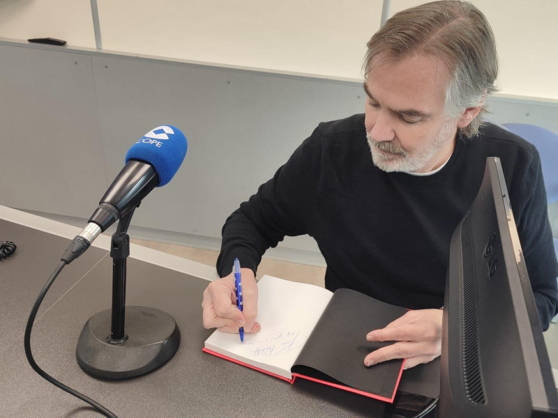 Jon Uriarte firma un ejemplar de su último libro