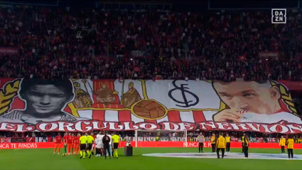 Pancarta en homenaje a Jesús Navas