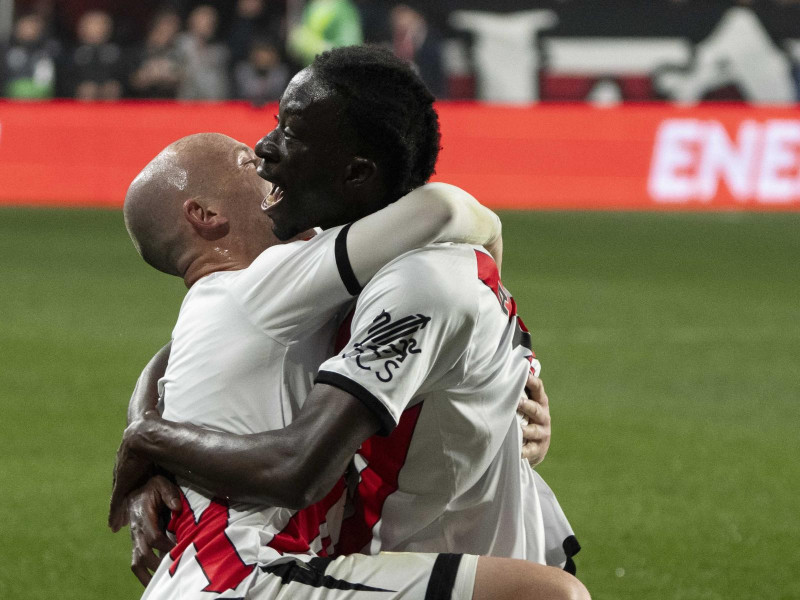 Mumin celebra con Isi el 2-0 del Rayo contra el Real Madrid.