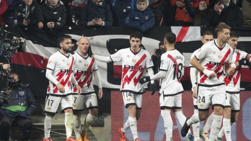 Los jugadores del Rayo celebran el gol de Isi ante el Real Madrid