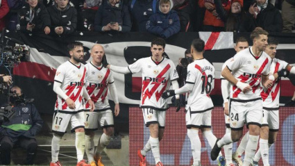 Los jugadores del Rayo celebran el gol de Isi ante el Real Madrid