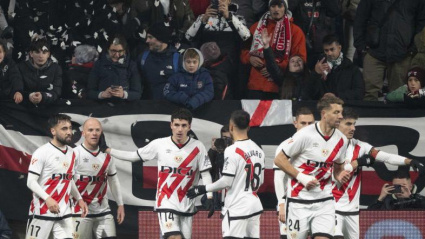 Los jugadores del Rayo celebran el gol de Isi ante el Real Madrid