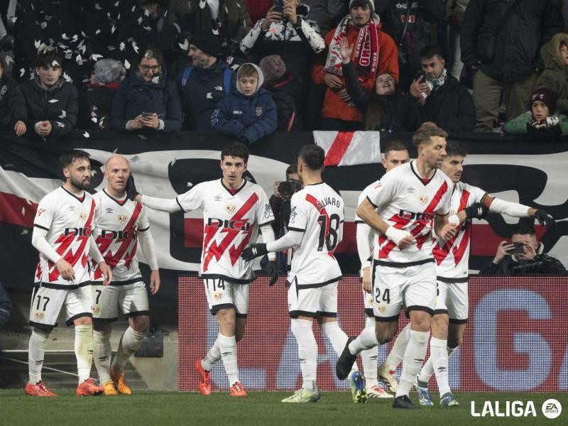 Los jugadores del Rayo celebran el gol de Isi ante el Real Madrid