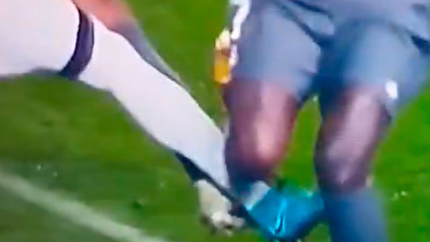 Poli Rincón reclama un penalti a Vinicius