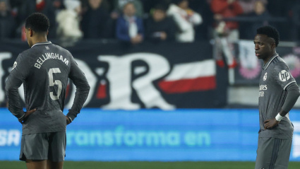 Bellingham y Vinicius, cabizbajos tras el empate del Real Madrid contra el Rayo Vallecano.