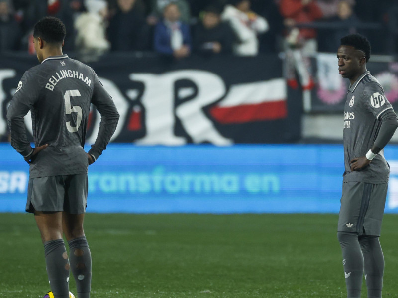 Bellingham y Vinicius, cabizbajos tras el empate del Real Madrid contra el Rayo Vallecano.