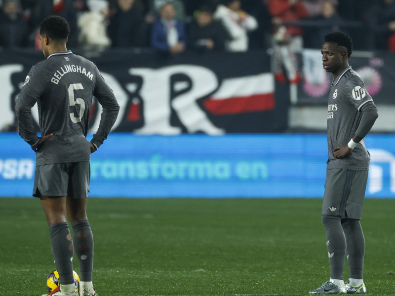 Bellingham y Vinicius, cabizbajos tras el empate del Real Madrid contra el Rayo Vallecano.