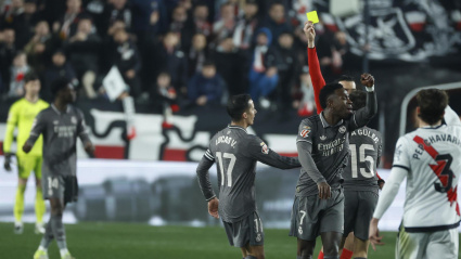 Martínez Munuera amonesta a Vinicius en el Rayo - Real Madrid.