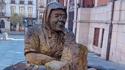 Escultura de al turronera albercana