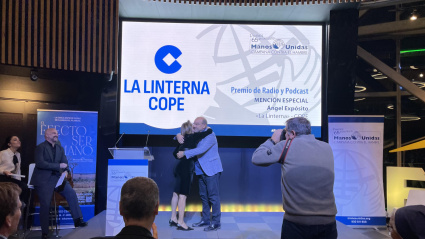 Ángel Expósito recibe el galardón de Manos Unidas de manos de su presidenta Cecilia Pilar