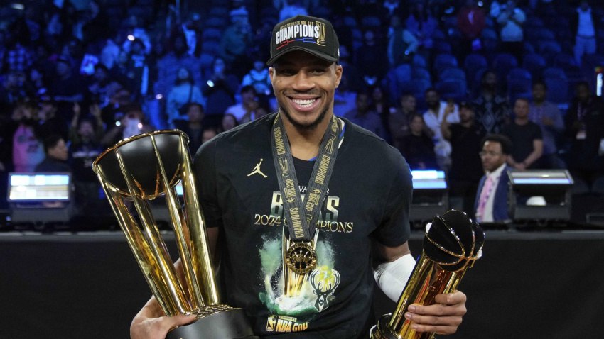 Antetokoumpo, con el trofeo de la Nba Cup y el MVP