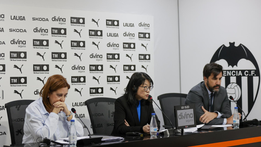 Layhoon Chan, Inma Ibáñez y Javier Solís, durante la rueda de prensa tras la junta de accionistas suspendida del Valencia.