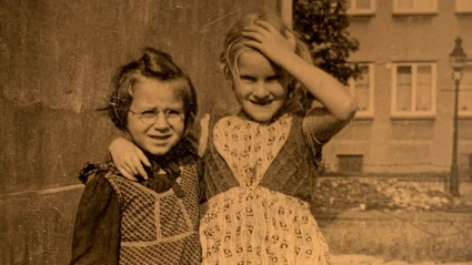 La pequeña Ingeborg con una amiga en Hamburgo