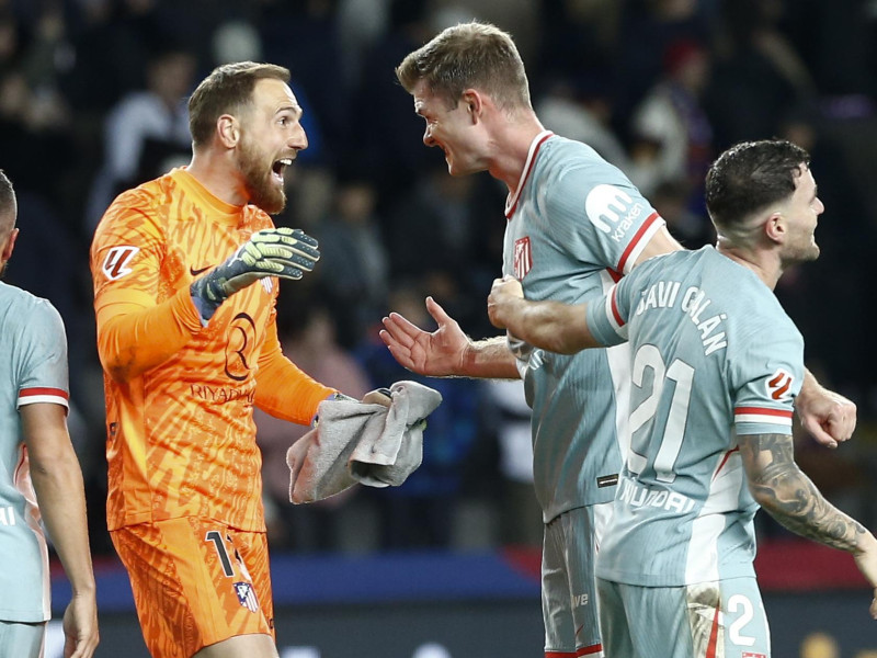 Oblak y Sorloth celebran la victoria del Atlético ante el Barcelona