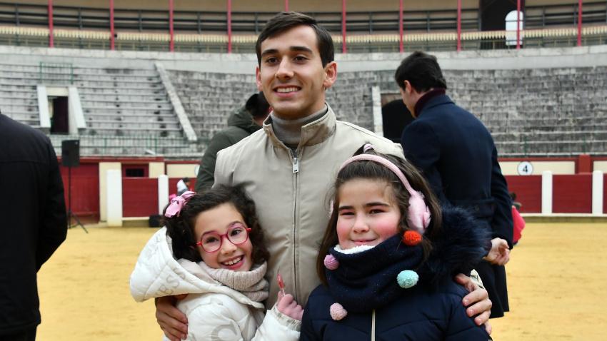 El diestro Ismael Martín junto a dos jóvenes aficionadas vallisoletanas