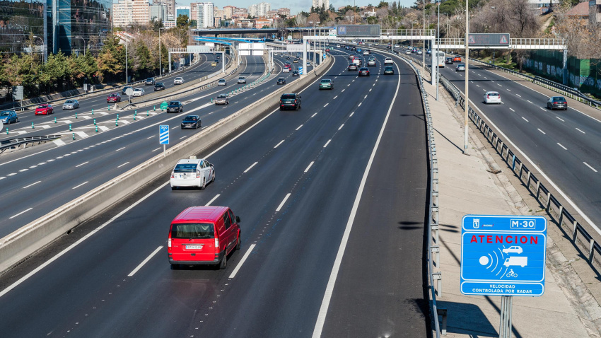 Radar de control de velocidad en la M30 de Madrid