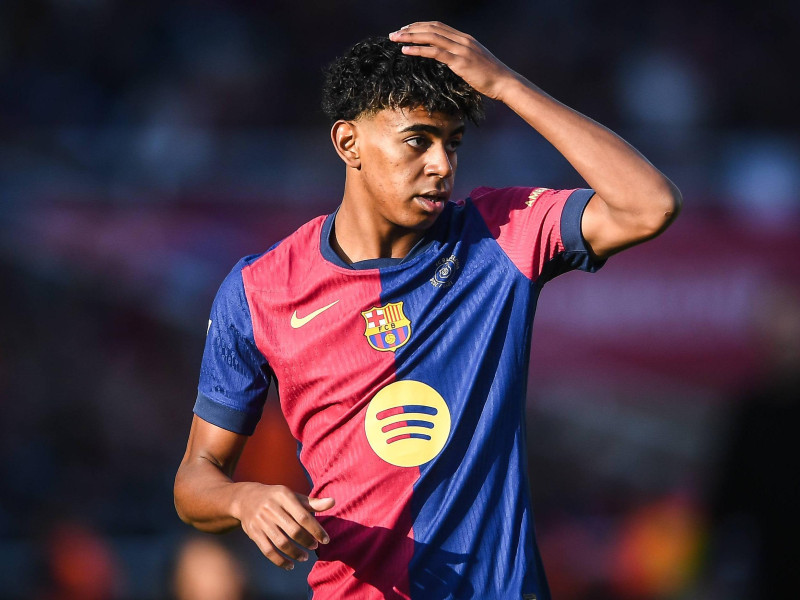 Lamine Yamal durante un partido con el Barcelona.