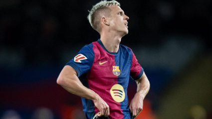 Dani Olmo se lamenta durante un partido del Barcelona.