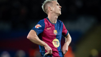 Dani Olmo se lamenta durante un partido del Barcelona.