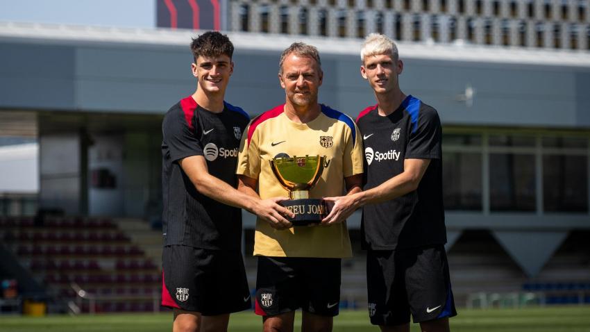 Hansi Flick con Dani Olmo y Pau VíctorMARC GRAUPERA/FCB11/8/2024