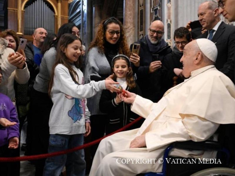 El Papa Francisco con niños en la Basílica de San Pedro