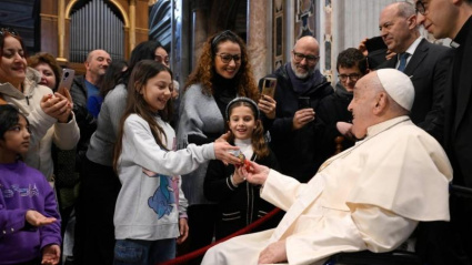 El Papa Francisco con niños en la Basílica de San Pedro