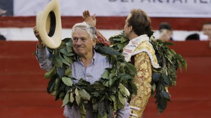 El ganadero colombiano Miguel Gutiérrez, de la ganadería de Ernesto Gutiérrez, junto a Román en Manizales