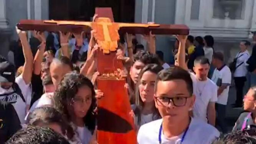 Jóvenes con la cruz. Apertura del Jubileo 2025 en Caracas, Venezuela