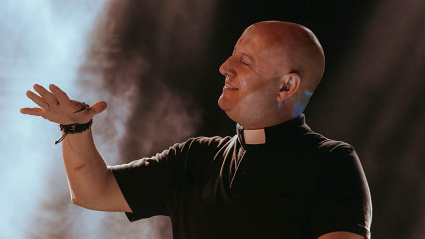 El padre Guilherme pinchando en uno de sus conciertos